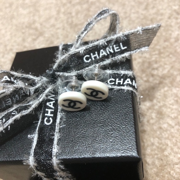 CHANEL Earrings - Picture 7 of 11
